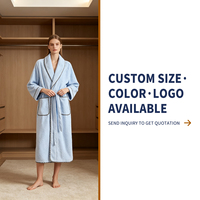 Peignoir de luxe en coton éponge, col châle, bleu ciel, confortable et durable, idéal pour les centres de villégiature et l'usage quotidien, sur mesure pour femmes