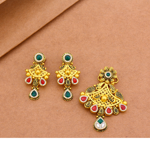 Ensemble de pendentifs et boucles d'oreilles dorés de créateur, style ethnique traditionnel, avec pierres rouges et vertes, pour tenue de mariée festive, ensemble raffiné classique - Product Image 1