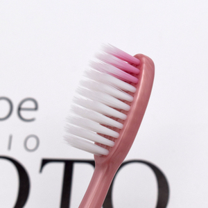 מברשת שיניים למבוגרים עם לוגו בהתאמה אישית, זיפים רכים, ידית פלסטיק, מתנות עסקיות בכמויות גדולות לשימוש ביתי ובתי מלון - Product Image 3