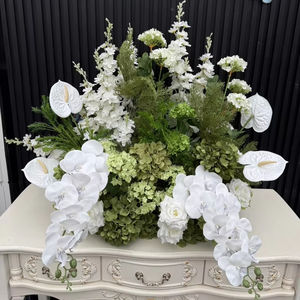 Centre de table de mariage tendance 2026 style jardin sauvage, boule de fleurs vertes et blanches - Product Image 1