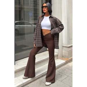 <span class=keywords><strong>Pantaloni</strong></span> a Zampa Spagnola con Dettaglio Fibbia, Vita Alta in Crepe Color Caffè Amaro, <span class=keywords><strong>Pantaloni</strong></span> da Donna - Product Image 4