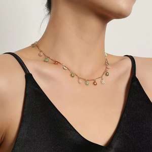 Collar de flores para mujer, cadena de oro, colgante de margarita pintada de colores, joyería para uso diario, estilo sencillo y elegante - Product Image 2