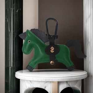 Nuevo Llavero de Coche de Diseño de Lujo, con Colgante de Caballo de Cuero PU, para Mujer, Anillo de Metal para Llaves, Regalo, Colgante de Año Nuevo, Diseño Simple de Seda - Product Image 4