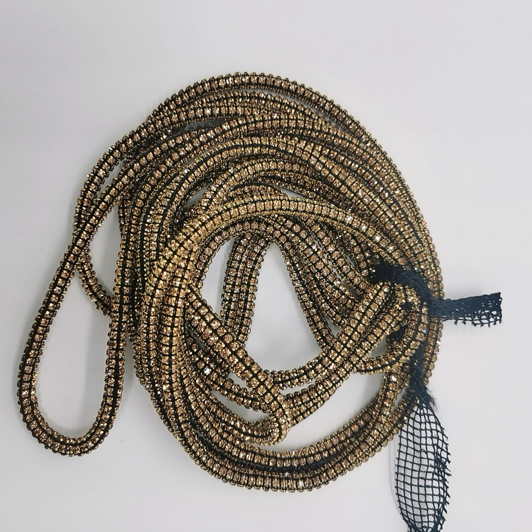 3 cm rete nera con artiglio argentato, cristallo giallo