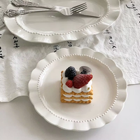 Ensemble d'assiettes en céramique de forme florale, design perlé, assiettes à dîner blanches pour événements