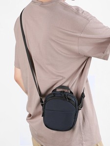 Sac banane de sport imperméable en nylon recyclé, forme tonneau, réglable, pour la randonnée, la course et la marche en extérieur - Product Image 2