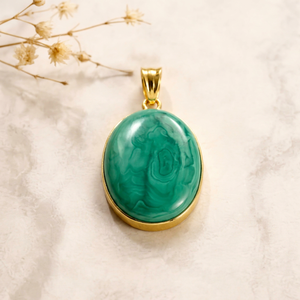 Pendentif en malachite naturelle ovale de qualité AAA, en argent, fait main, plaqué or, unisexe, vente en gros, pierres précieuses du Rajasthan - Product Image 1