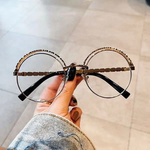 Lunettes anti-lumière bleue Qianai à monture ronde, branches en métal avec chaîne, verres plats pour femmes, lunettes de vue tendance taille moyenne - Product Image 4