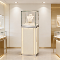 Vitrine à bijoux de luxe incurvée, écologique, personnalisable, en verre trempé blanc laiteux, avec finition argentée et éclairage LED semi-circulaire