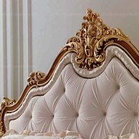 Lit king size en bois avec tête de lit capitonnée en velours blanc baroque et cadre sculpté or orné pour maison de luxe