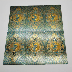 Naipes de <span class=keywords><strong>Tarot</strong></span> impermeables de PVC personalizados al por mayor, modelo de universo de Sol de oro negro con manual de usuario, acabado de lámina de oro duradero - Product Image 5