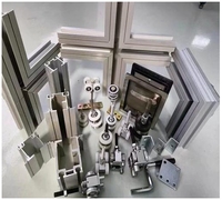 Cloison acoustique coulissante et pliante avec panneaux modulaires suspendus au plafond pour une reconfiguration rapide des espaces commerciaux