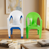 Chaise de salle à manger en plastique couleur personnalisée, haute résistance, empilable, design moderne et minimaliste, avec accoudoirs, pour la restauration commerciale