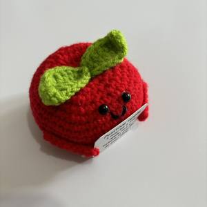 Vente directe d'usine, poupée en crochet faite à la main en forme de fraise - Soutien émotionnel, énergie positive, ornement d'encouragement, cadeau d'anniversaire - Product Image 6