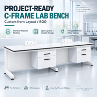 Banc de laboratoire sur mesure en forme de C avec plan de travail en époxy phénolique et armoire mobile pour projets de recherche en laboratoire hospitalier et universitaire