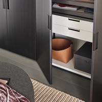 Armoire de chambre à coucher en bois à prix abordable, design moderne, grain de bois, avec serrure et clé