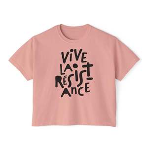 Top Corto Comfort Colors Vive La Resistance per Donna, Maglietta Casual in Jersey 100% Cotone con Stampa Frontale e Collo Tondo - Product Image 1