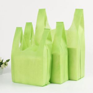 Sacs non tissés pliables écologiques à prix abordable pour courses et t-shirts, avec découpe en V, personnalisables avec logo imprimé - Product Image 5