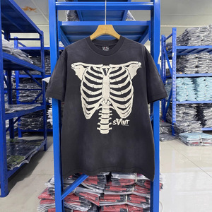 เสื้อยืดวินเทจผู้ชายขายส่ง ผ้าคอตตอนหนานุ่ม ทรงโอเวอร์ไซส์ พิมพ์ลายกราฟิก Saint Skeleton สกรีนโลโก้ได้ตามต้องการ สไตล์ไฮสตรีท - Product Image 4