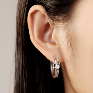 Estos pendientes de circonita en forma de corazón de cobre blanco son resistentes al desgaste y son la elección perfecta para accesorios de fiesta para damas. - Product Image 5