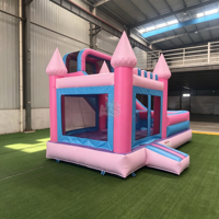 Château gonflable princesse avec toboggan multicolore (rose/bleu/violet) pour usage commercial, idéal pour les locations de fêtes d'anniversaire