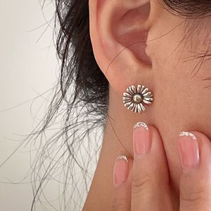 Pendientes de Plata de Ley 925 Yinruitai con Forma de Flor y Engaste de Bisel, para Uso Diario, con Poste de Plata 925 - Product Image 1