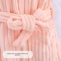 Peignoir de bain rayé à capuche pour femme, en polaire corail épaisse, style serviette de bain, avec ceinture croisée, manches longues, pour la maison, collection automne-hiver