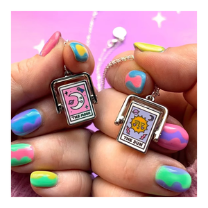 Collana con Carta dei Tarocchi Sole Luna Rettangolare Smaltata su Entrambi i Lati per Donne - Product Image 1