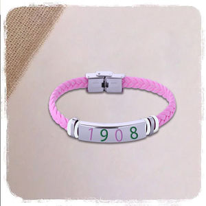 Acero inoxidable y cuero Fabricación Sorority Alpha Diseño inspirado Tono rosa y verde Año de Fundación 1908 Pretty Girl Bangle - Product Image 4