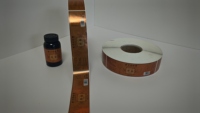 Rollo de plástico a prueba de agua personalizado etiquetas adhesivas botellas de bebidas café whisky té cartón embalaje acrílico superficie estampado acabado