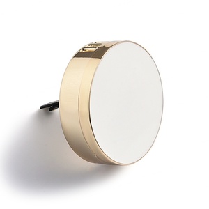 Diffuseur de parfum circulaire en métal doré pour grille d'aération de voiture, personnalisable en gros - Product Image 1