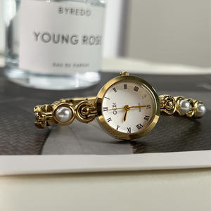 Montre élégante pour femme avec bracelet en perles haut de gamme, chiffres romains et mouvement à quartz - Product Image 4