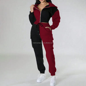 Tuta Sportiva Personalizzata Bicolore per Donne, Felpa Corta con Cappuccio e Pantaloni Cargo, Set Jogger da Donna - Product Image 3