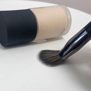 Brocha de Maquillaje Profesional de Alta Calidad con Logotipo Personalizado al por Mayor, Brocha para Base de Maquillaje Ancha, Curvada e Inclinada - Product Image 3