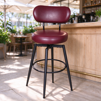 Tabouret de bar pivotant en cuir bordeaux avec dossier rembourré, coussin rond, pieds en acier et anneau de repose-pieds – Mobilier pour hôtel et bar