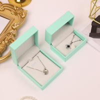 Boîtes de présentation de bijoux personnalisées A1 avec logo, couvercles à charnières, intérieur blanc et formats carrés pour marques OEM