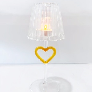 Portavelas de vidrio de borosilicato en forma de corazón amarillo pequeño hecho a mano, candelita impresa <span class=keywords><strong>con</strong></span> <span class=keywords><strong>sombra</strong></span> transparente estriada - Product Image 1