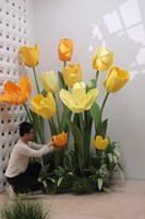 Composition florale géante de tulipes roses faites à la main, sur pied, en papier, pour vitrine de centre commercial, hall de mariage, photomaton