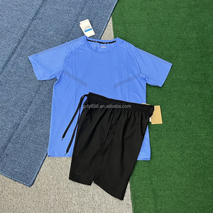 Completo Sportivo Estivo da Uomo per <span class=keywords><strong>Calcio</strong></span> e Atletica Leggera, Traspirante e ad Asciugatura Rapida, 100% Poliestere, T-Shirt e <span class=keywords><strong>Pantaloncini</strong></span> <span class=keywords><strong>con</strong></span> Coulisse e <span class=keywords><strong>Tasche</strong></span> Laterali - Product Image 2