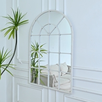 Espejo Metálico Arqueado Blanco Envejecido Hecho a Mano de 31.89" de Ancho x 46.46" de Largo, Espejo Metálico con Diseño Rústico de Ventanas