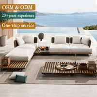 Ensemble de meubles d'extérieur en teck moderne et commercial, de luxe, durable, pour terrasse et patio, avec sièges modulaires, table d'appoint et canapé d'angle