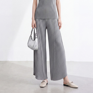กางเกงพลีทขาบานทรงหลวมสำหรับผู้หญิง ไซส์พลัส รุ่น Miyake Summer เอวยางยืด สวมใส่สบาย ดีไซน์อเนกประสงค์ เป็นมิตรต่อสิ่งแวดล้อม ระบายอากาศได้ดี ผลิตแบบ ODM 100% - Product Image 4