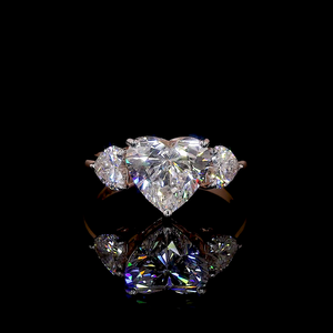 Anillo de Diamante de Laboratorio Sweetheart Bloom con Corte Corazón y Detalles Redondos en Oro de 14K/18K - Product Image 1