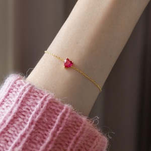 Bracelet en argent sterling S925 plaqué or 18 carats, orné d'un grenat rouge – un luxe discret et élégant, un charme raffiné. - Product Image 1