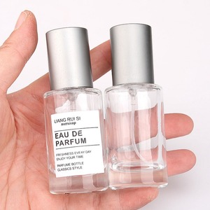 Botella de Perfume Liang Rui Si Eau De Parfum de 20 ml, Botella de Vidrio Transparente con Pulverizador y Tapa Plateada, Envase de Perfume de Estilo Clásico - Product Image 1