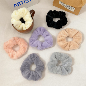 Pluche Roze Schattige Ontwerper Custom Scrunchies Grote Fuzzy Fluwelen Bont Microfiber Haar Scrunchies Banden Haarbanden Voor Vrouwen Meisjes - Product Image 6