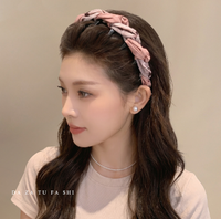 Bandeau de cheveux de style coréen haut de gamme pour femmes. Un serre-tête avec un dessus épais. Il convient au lavage du visage.