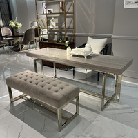Ensemble de table basse de luxe moderne avec banc capitonné assorti, structure en acier inoxydable poli, mobilier pour villa et hôtel