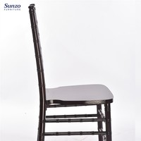 Chaises Chiavari en bois massif avec coussin – Durables pour mariages, villas et parcs