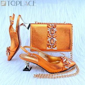 최신 오렌지 컬러 컷 아웃 펌프 하이힐 장식 라인 석 꽃 디자인 파티 여성 신발 가방 세트 2.7 인치
